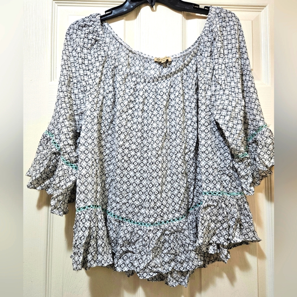 Women's Black and White Patterned Top With Green Trim Details